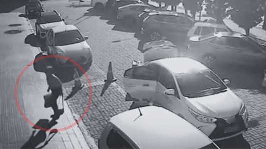 Imagens de câmeras de segurança registraram o momento que a mulher de 71 anos chegou no segundo hotel, com dificuldades para andar