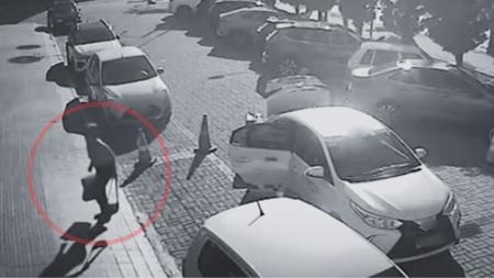 Imagens de câmeras de segurança registraram o momento que a mulher de 71 anos chegou no segundo hotel, com dificuldades para andar