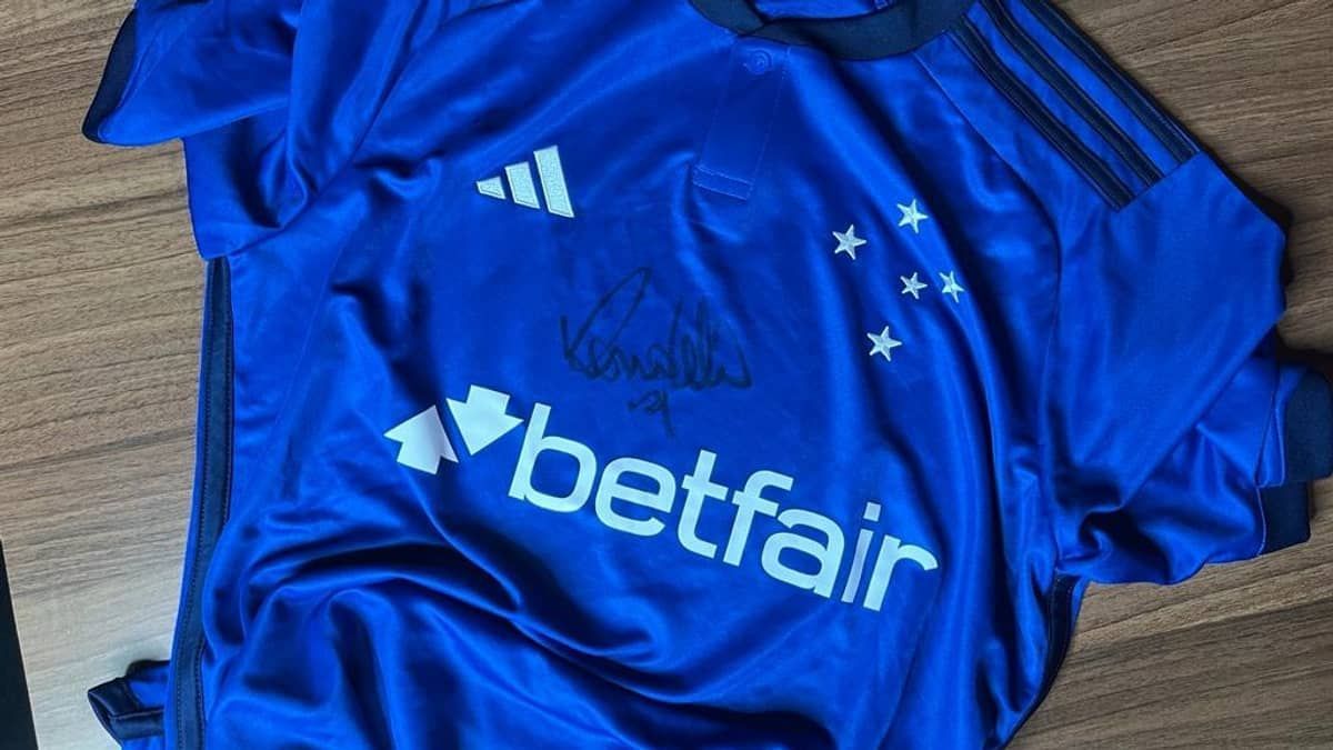 Concorra a uma camisa do Cruzeiro autografada por Ronaldo; veja como participar