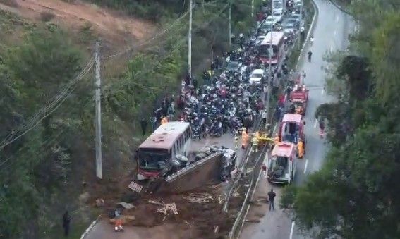 Vídeo: acidente grave entre ônibus e caminhão deixa vários feridos na MG-30, em Nova Lima | Rádio Itatiaia