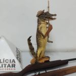 PM apreende jacaré taxidermizado ‘armado’ com faca e vara de pescar em MG
