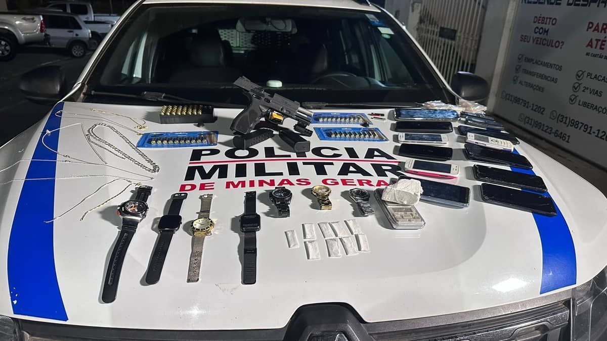 Irmãos são presos com arma, drogas e celulares na Grande BH 