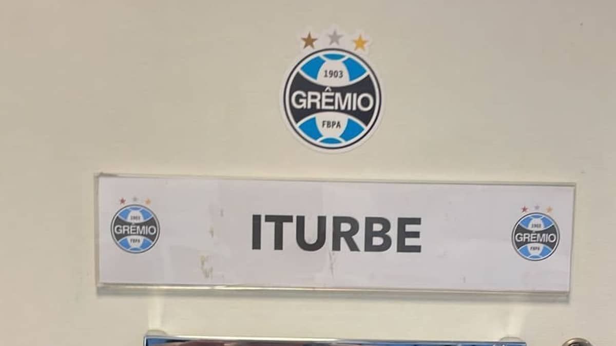 Ainda sem anúncio oficial, Iturbe aparece em fotos no CT do Grêmio