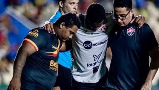 Iury Castilho, atacante do Vitória, saiu caregado do jogo contra o Sampaio Corrêa