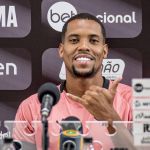 Iury Castilho brinca com 87% de chances de acesso do Vitória: 'Jogador é tudo burro'