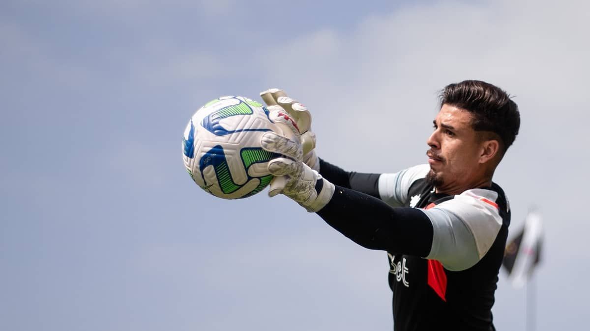 Próximo do fim do empréstimo, goleiro Iván vive incerteza do futuro no Vasco