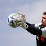 Próximo do fim do empréstimo, goleiro Iván vive incerteza do futuro no Vasco