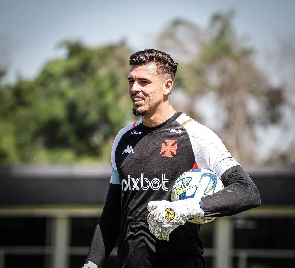 Vasco avalia melhor composição para contratar em definitivo goleiro do Corinthians