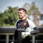 Vasco avalia melhor composição para contratar em definitivo goleiro do Corinthians