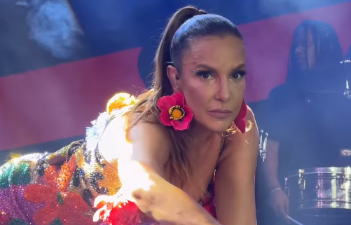 Ivete Sangalo interrompe show em Florianópolis (SC) para 'puxar orelha' de fã que fumava vape