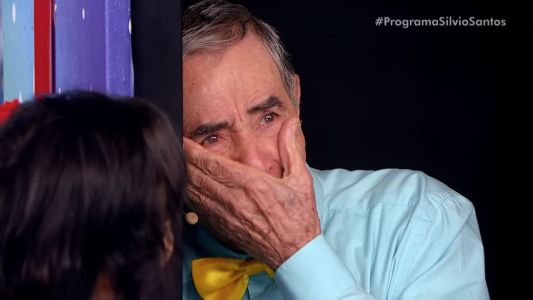 Ivo Holanda se emociona ao descobrir homenagem no SBT