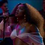 Iza exibe barriga de grávida pela primeira vez