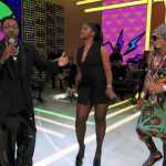 Final do BBB 23: Iza esquece letra de música, e recebe ajuda de Carlinhos Brown e Mumuzinho