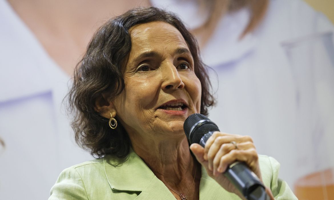 Secretária executiva do MEC, Izolda Cela comunica saída da pasta para disputar eleições
