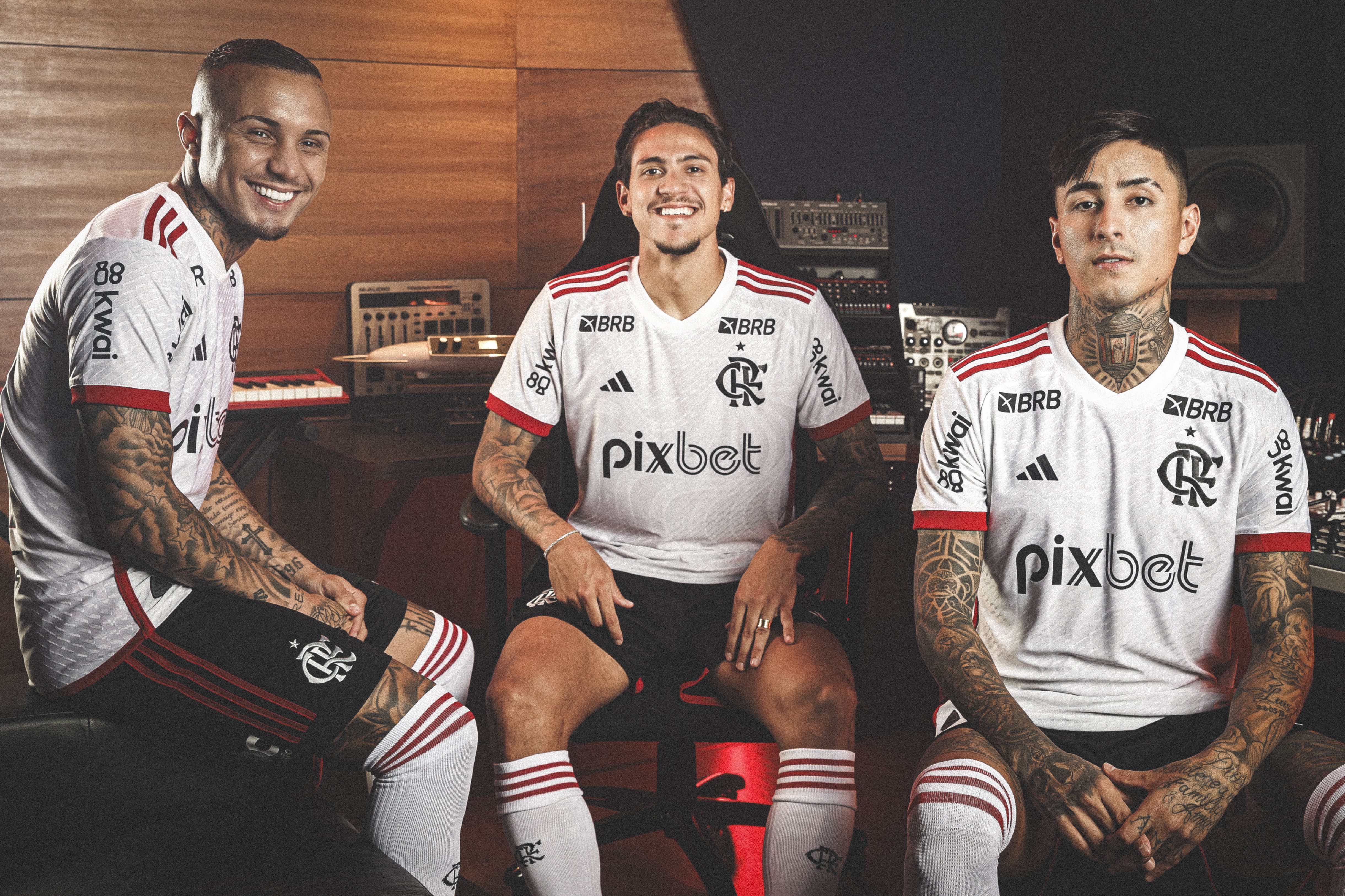 Flamengo apresenta novo uniforme 2 para a temporada 2024; veja fotos