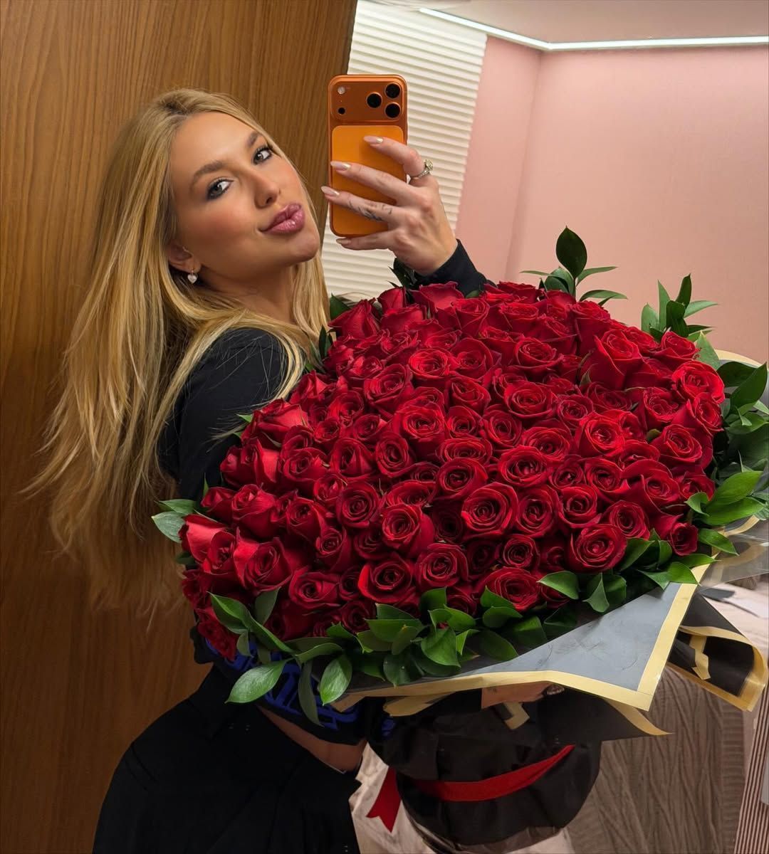 Virginia comemora retomada de lives da WePink com surpresa de Vini Jr