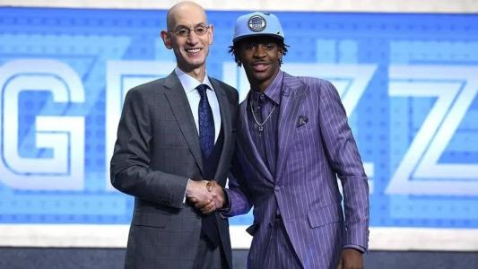 Ja Morant ao lado de Adam Silver quando foi draftado em 2019