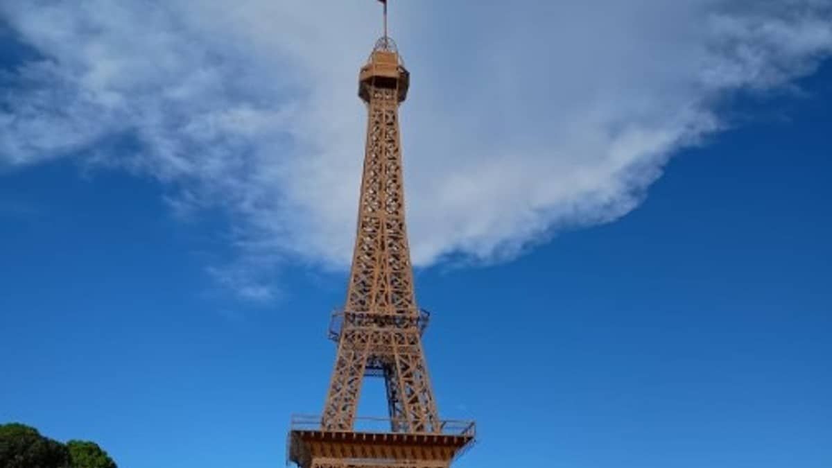 Réplica da Torre Eiffel, na Grande BH, já faz sucesso entre moradores: 'sonho realizado' 