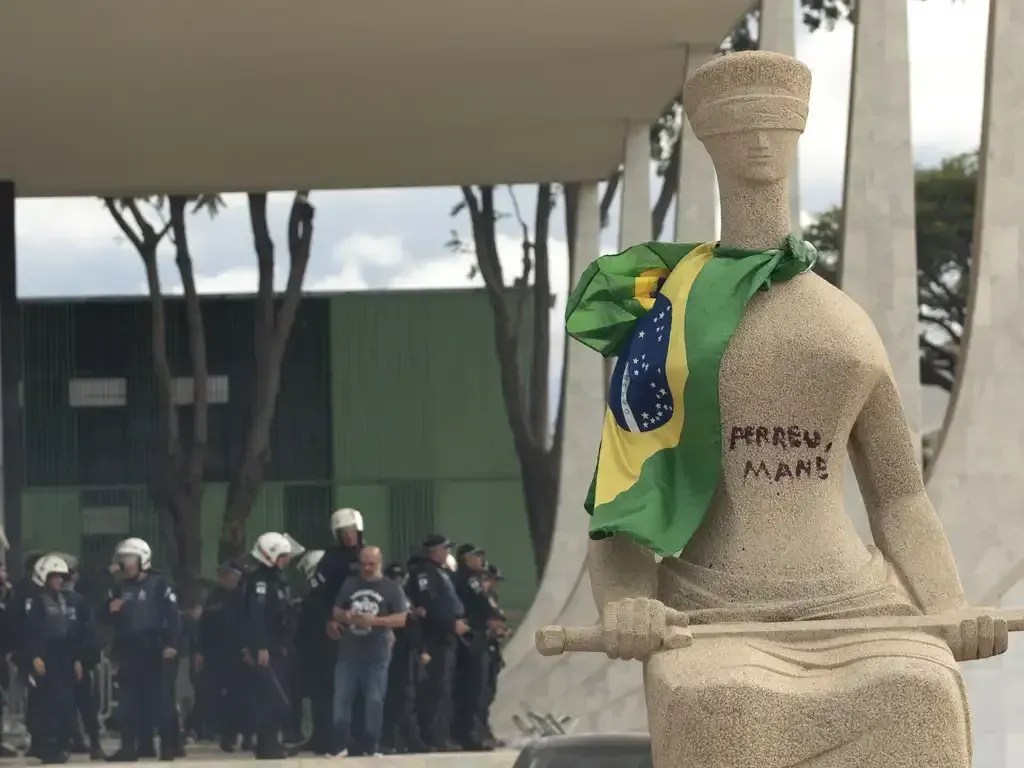 Mulher que pichou estátua da Justiça no 8/1 começa a ser julgada no STF