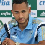 Ex-Palmeiras, zagueiro volta ao Brasil e estreia com vitória na Série C