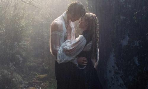 Jacob Elordi e Margot Robbie em cena de O Morro dos Ventos Uivantes Foto Warner Bros Divulgação