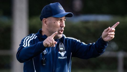 Leonardo Jardim em treino do Cruzeiro em 4 de outubro, véspera de duelo com Sport, pelo Brasileirão 2025