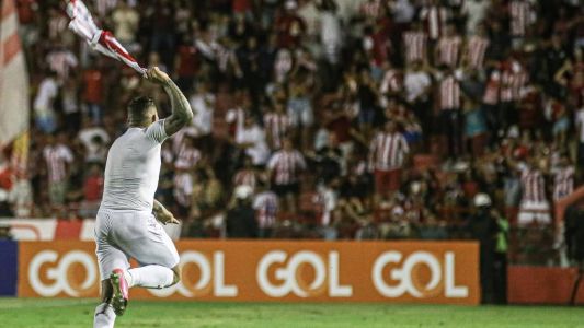 Jael levou amarelou por tirar a camisa na comemoração