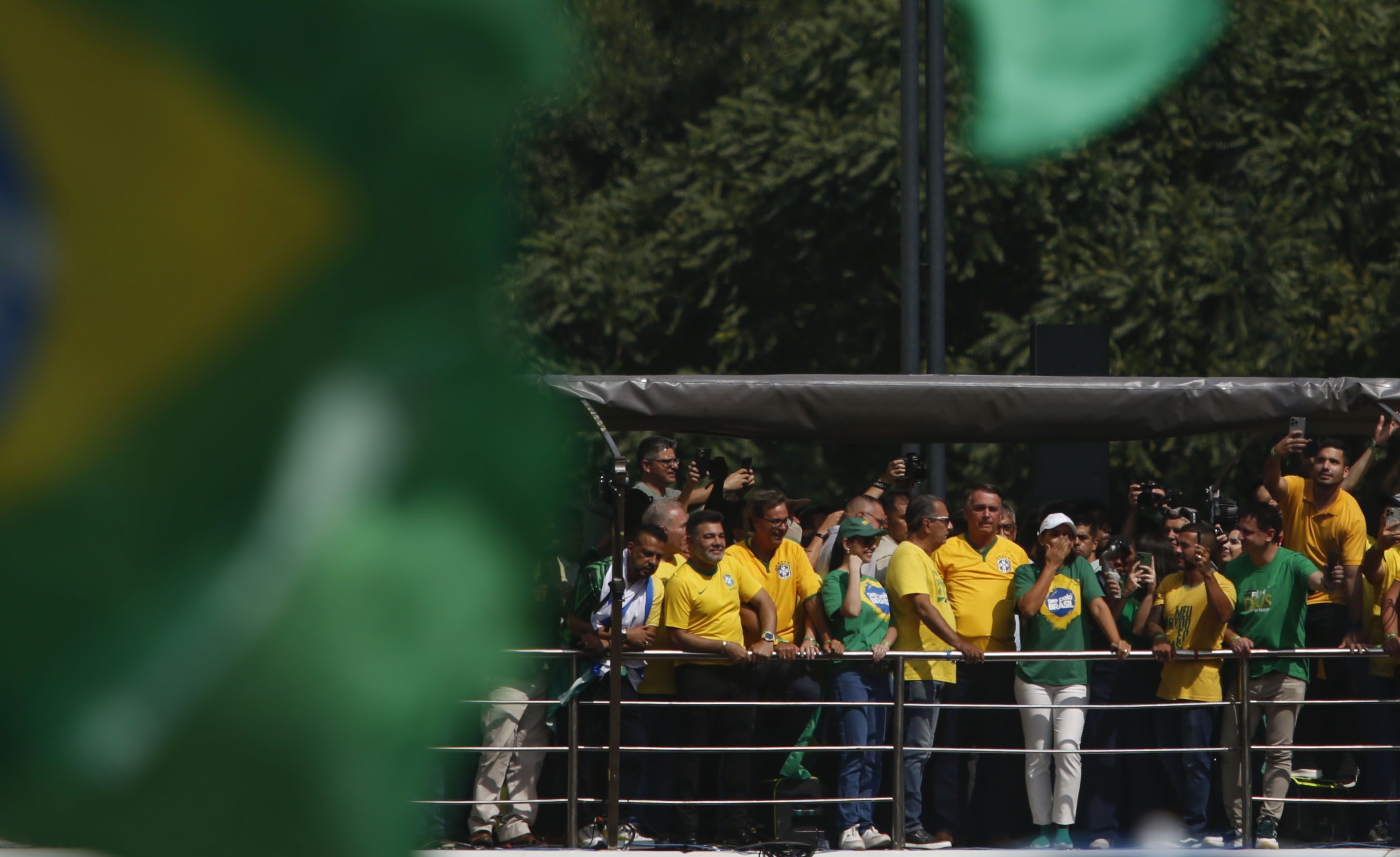 Trinta parlamentares da base de Lula, pelo menos, participaram de ato pró-Bolsonaro