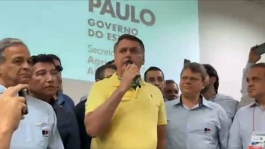 Jair Bolsonaro discursa do lado de Tarcísio de Freitas na Agrishow