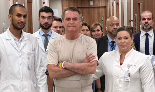 Bolsonaro tem alta três semanas após cirurgia para desobstruir intestino