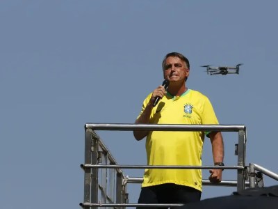 O ex-presidente Jair Bolsonaro discursa para apoiadores no Rio de Janeiro