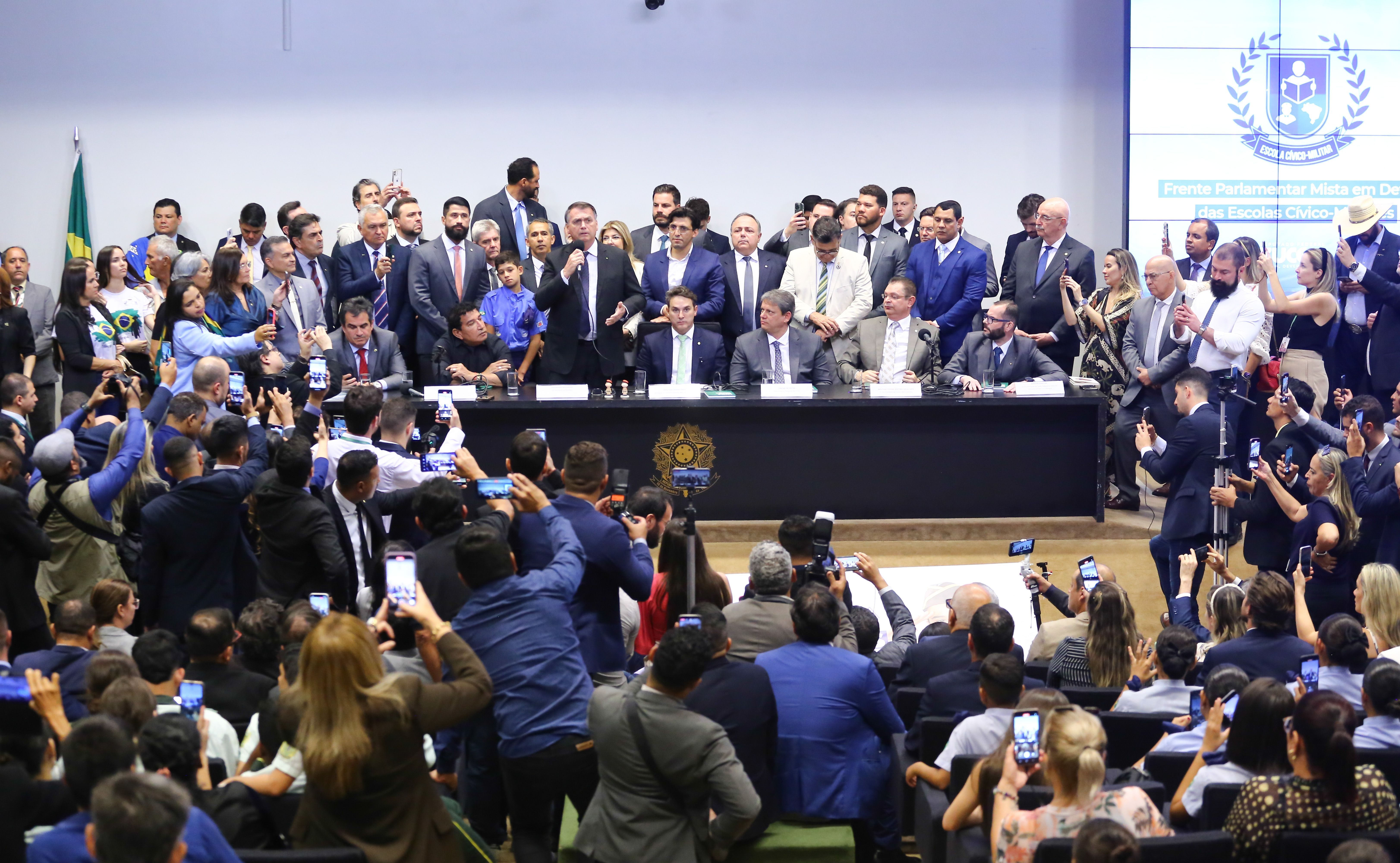 Bolsonaro e Tarcísio participam de lançamento de frente favorável às escolas cívico-militares