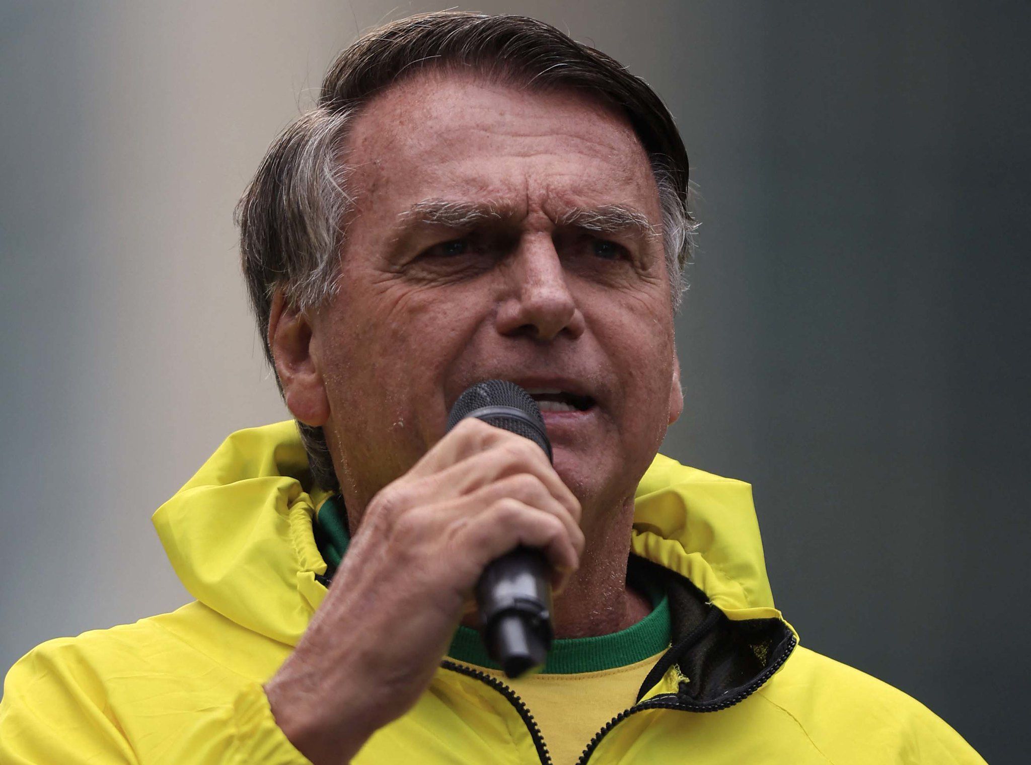 Michelle diz que cirurgia de Bolsonaro foi finalizada 'com sucesso'