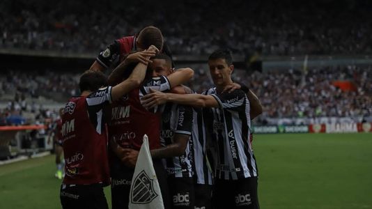 Jair e Nacho comemoram gol do Atlético contra o Cuiabá, em 2021