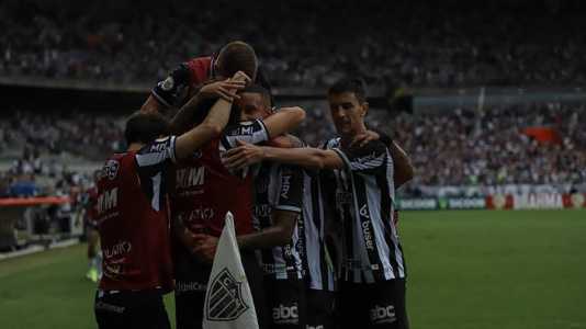 Jair e Nacho comemoram gol do Atlético contra o Cuiabá, em 2021