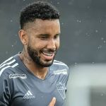 Jair se despede de companheiros no Atlético antes de assinar com o Vasco