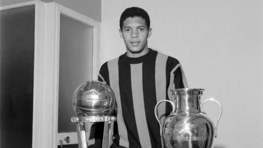 Jair da Costa com troféus de campeão do mundo e da Europa pela Internazionale