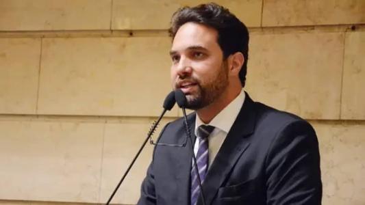 A decisão foi tomada por unanimidade, durante plenária na sede do Cremerj da qual participaram por videoconferência Jairinho e seu advogado, além dos diretores do Conselho