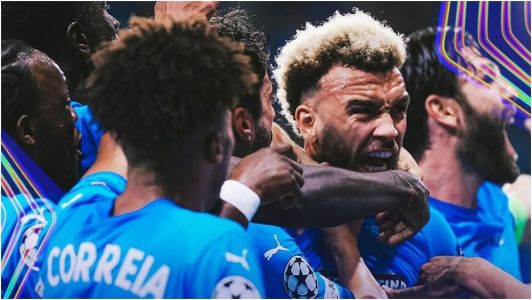 Jajá, ex-Cruzeiro, comemora gol na Champions League