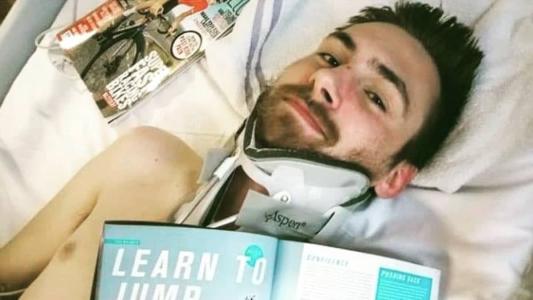 James ainda precisa de ajuda para sair da cama e ir ao banheiro