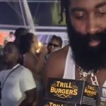 Astro da NBA pega 4 hambúrgueres de uma vez em show nos EUA e viraliza