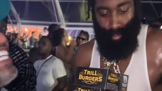 James Harden com os hambúrgueres em mãos