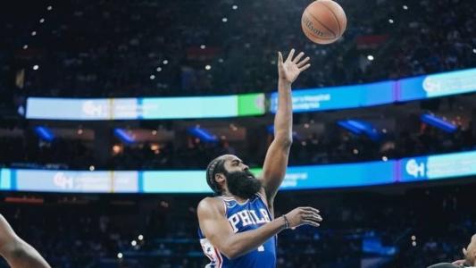 James Harden marcou 42 pontos e foi o cestinha do jogo entre 76ers e Celtics