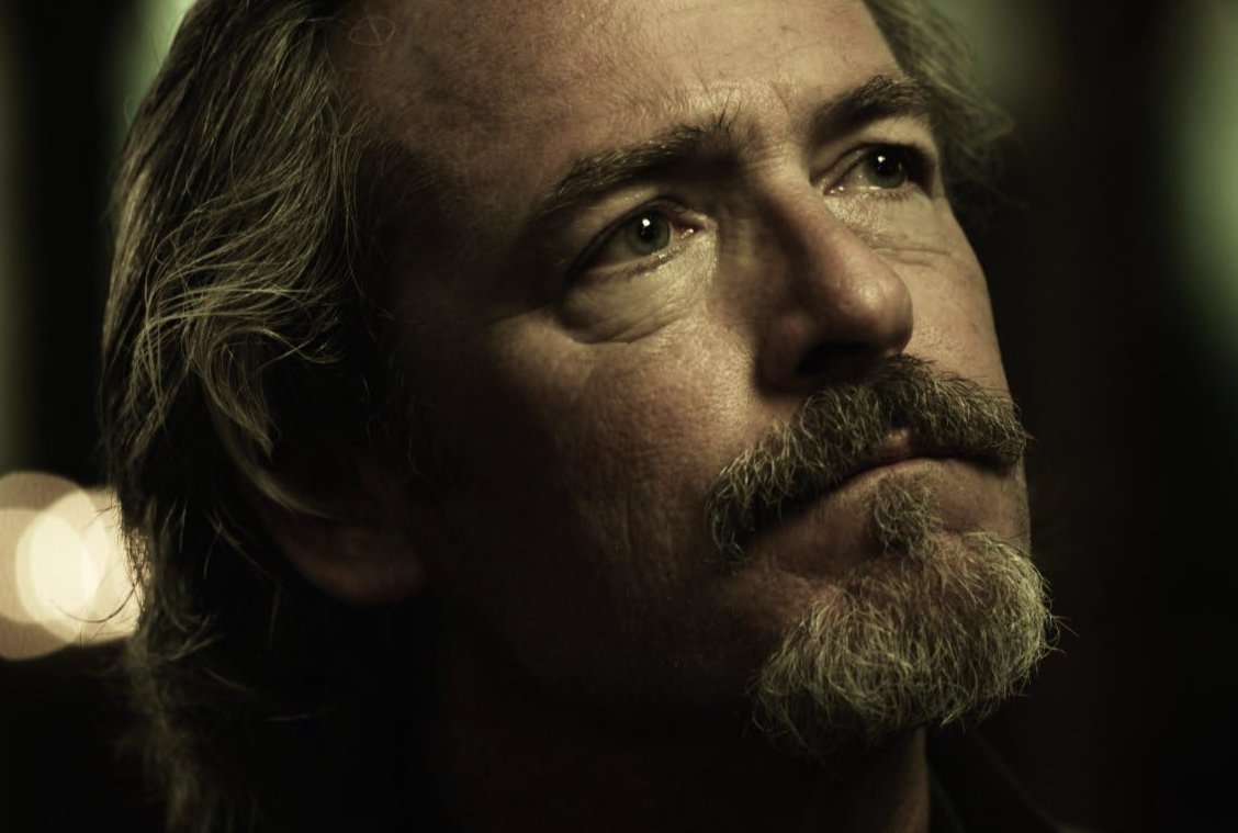 Morre James McCaffrey, voz de Max Payne, aos 65 anos