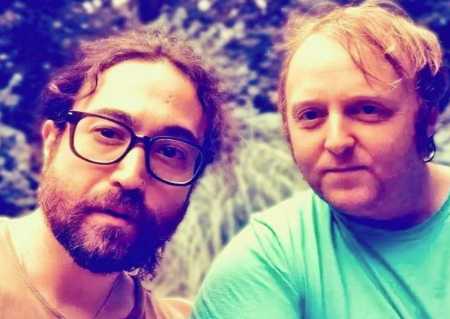 Foto mostra Sean Ono Lennon e James McCartney