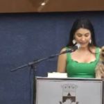 Acompanhada de cachorro, suplente de Léo Burguês toma posse na Câmara de BH