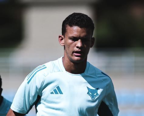 Zagueiro do Cruzeiro passa por cirurgia após sofrer grave lesão no joelho