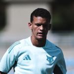 Zagueiro do Cruzeiro passa por cirurgia após sofrer grave lesão no joelho