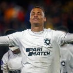 Jogadores do Botafogo valorizam vitória na Argentina: 'Campo dificultou'