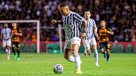 Janderson em ação pelo Ceará na Ilha do Retiro contra o Sport, pela Copa do Nordeste
